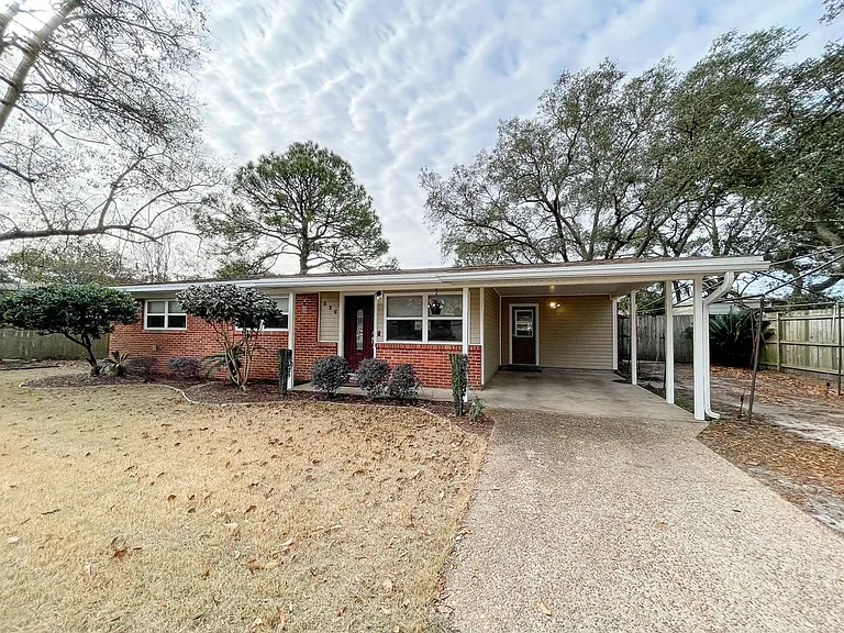 226 Staff Dr NE — Photo 1