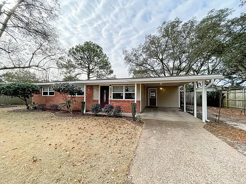 226 Staff Dr NE Photo 1