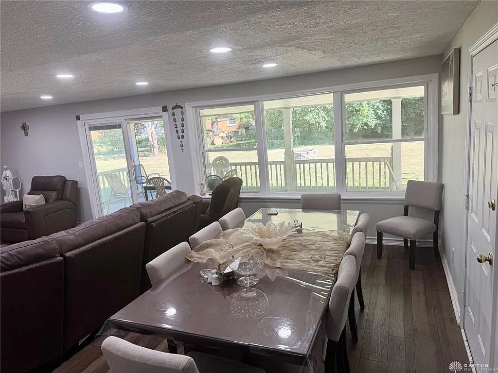 3 bed, 2.0 bath, 1581 sqft, $2,300 — Photo 3