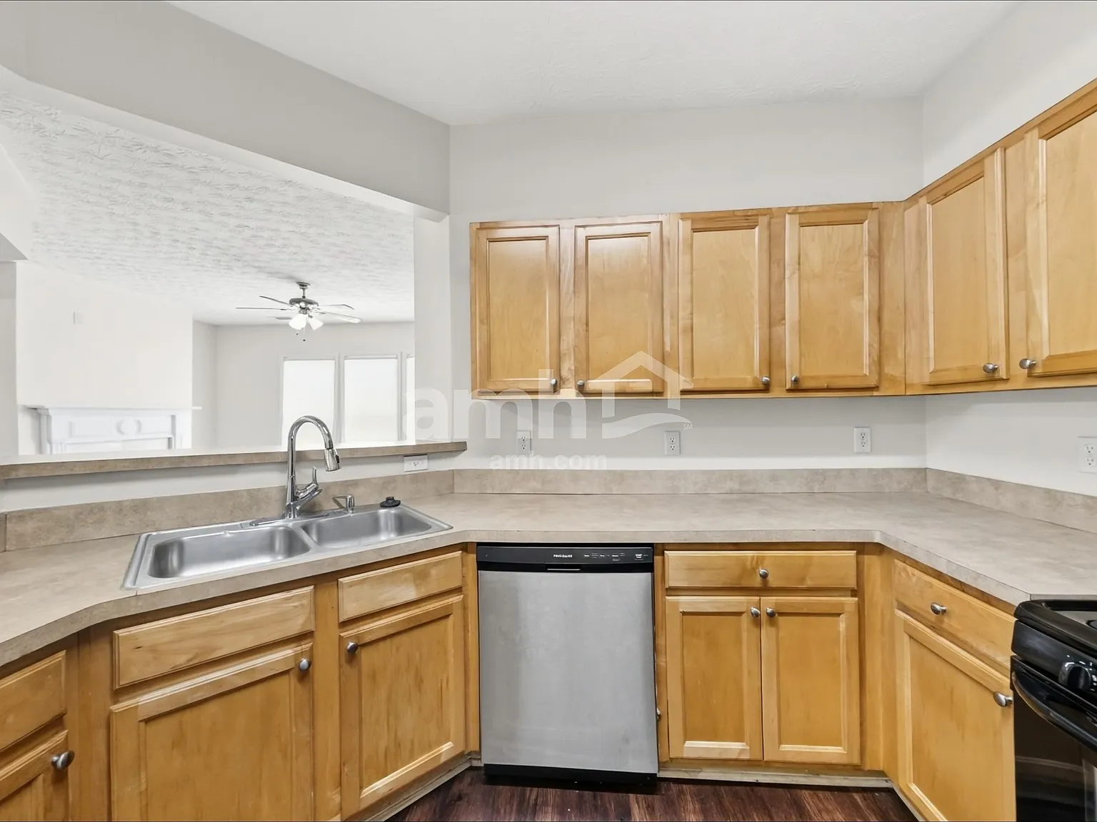3 bed, 2.5 bath, 1975 sqft, $2,250 — Photo 4
