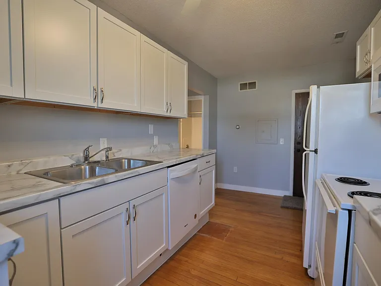 202 Broadway St S #4 — Photo 2
