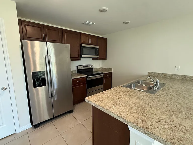 1108 NE 36th Ln — Photo 11