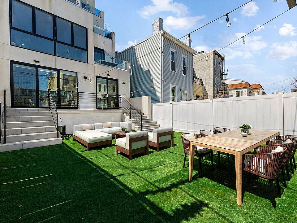 1st image of 20 Hausman St #2