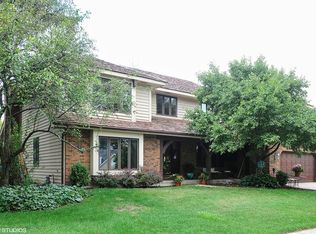 933 Windhaven Rd, Libertyville, IL 60048