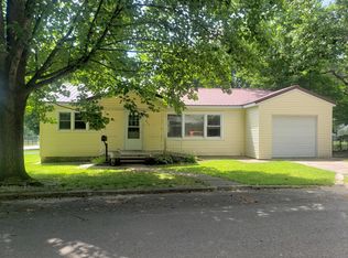 611 S Harrison Ave, Aurora, MO 65605