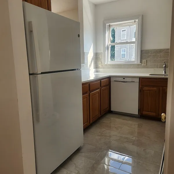 3 bed, 1250 sqft, $2,200 — Photo 4