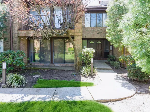 318 Willowbrook Dr, North Brunswick, NJ 08902
