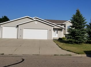 75 Haywood Dr, Bismarck, ND 58504
