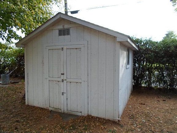 5th image of 940 Adams Ave