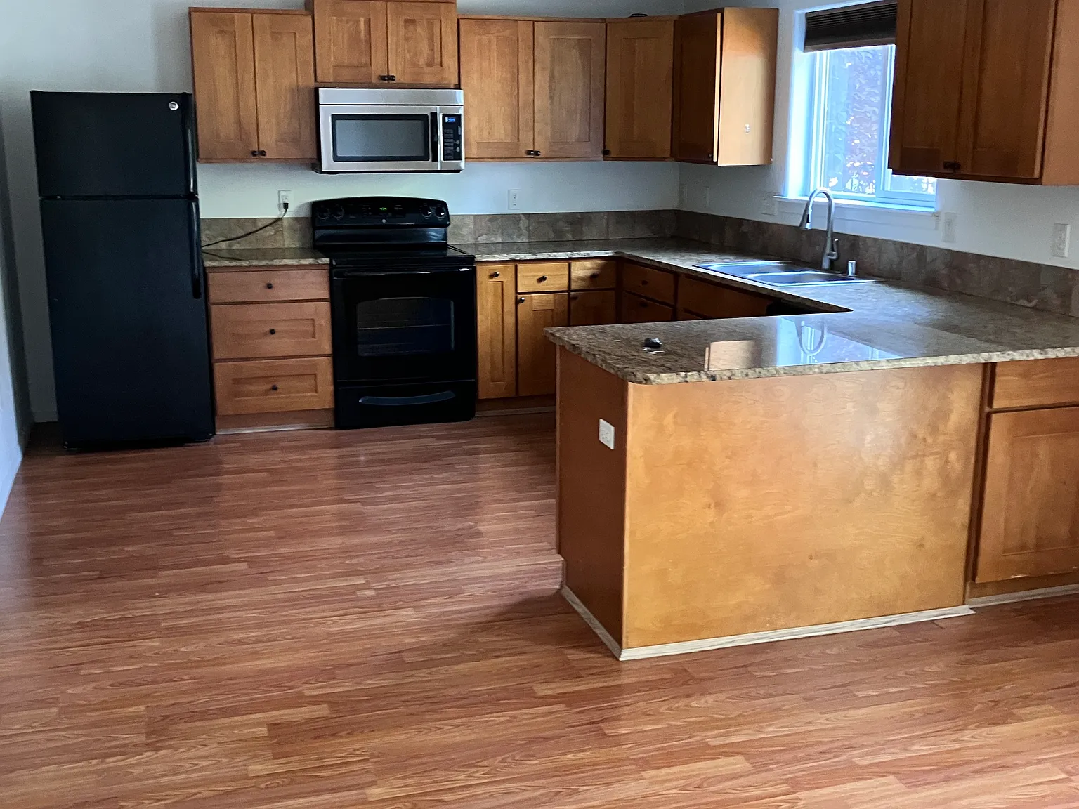3 bed, 2.5 bath, 1320 sqft, $1,885 — Photo 4