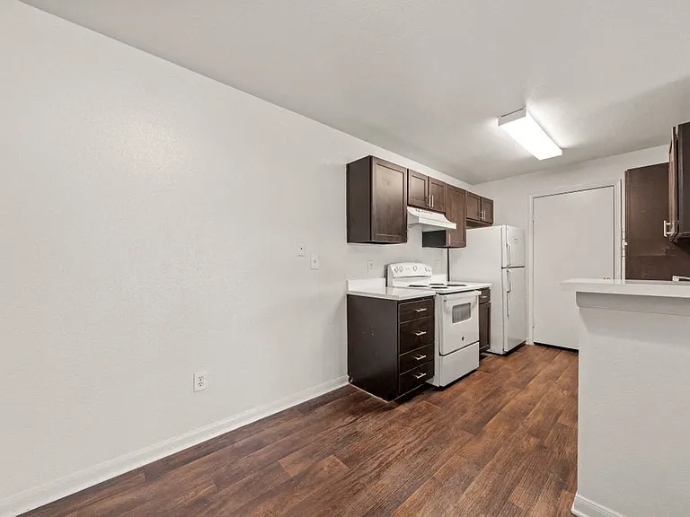 River Oaks Villas Apartments — Photo 15