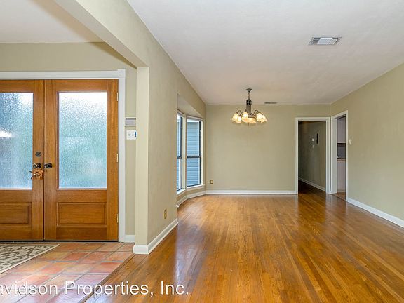 4th image of 244 E Edgewood Pl