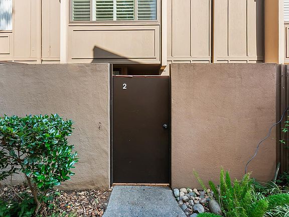 5th image of 709 Woodside Ln E Unit 2