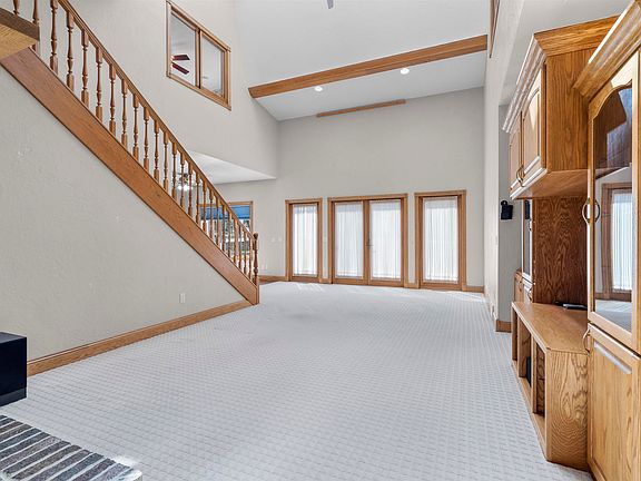 5th image of 620 E Margaret St