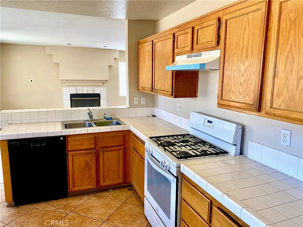 4 bed, 2021 sqft, $2,499 — Photo 3