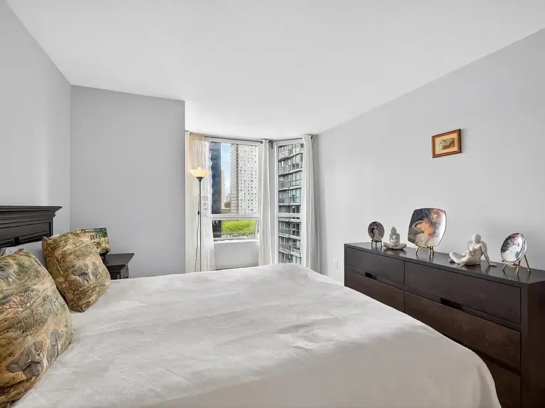 811 Helmcken St #6 — Photo 3