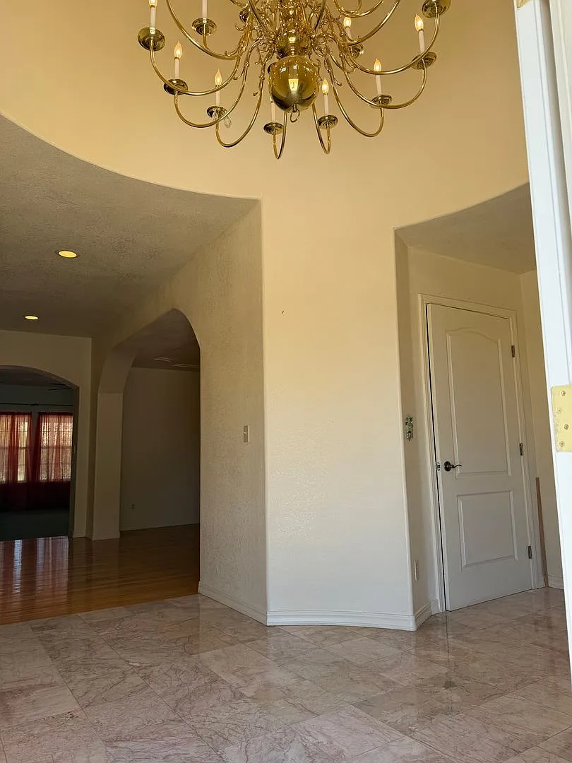 4 bedroom 3.5 bath on acreage with shop — Photo 3