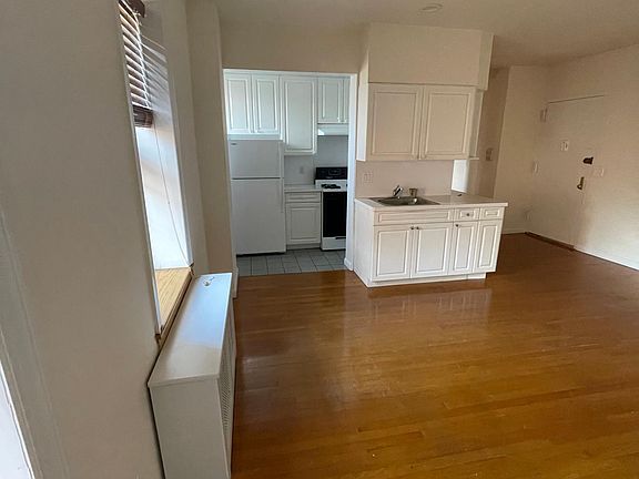 2nd image of 60 Lincoln Blvd #A1