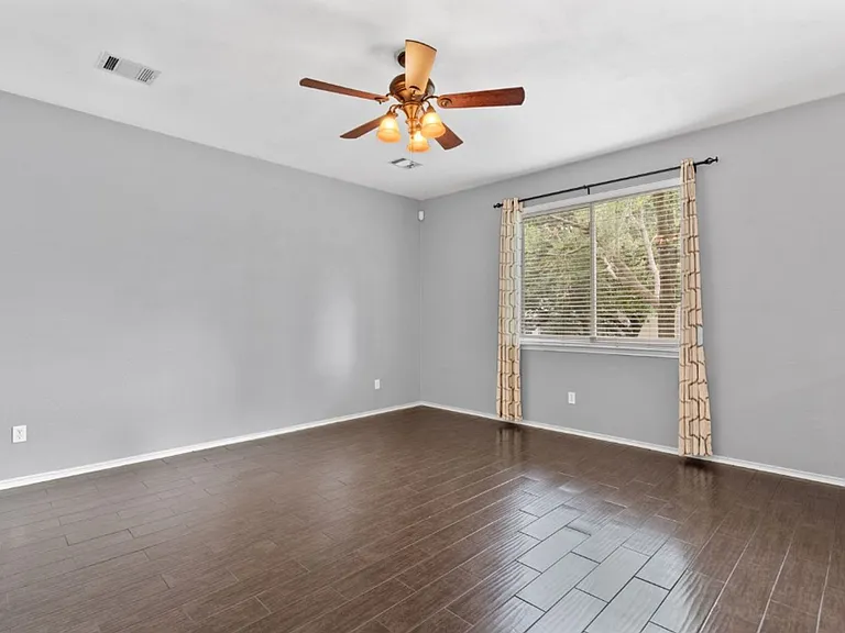 2704 Greenlee Dr — Photo 9
