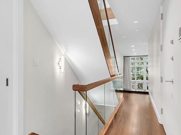 5th image of 93 Charles St #Townhouse