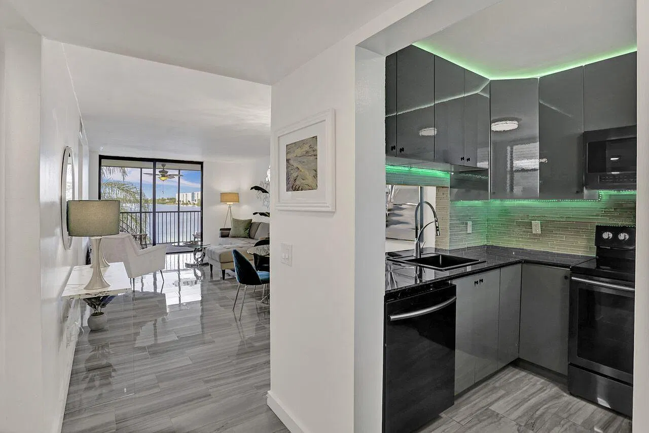 2 bed, 2.0 bath, 1120 sqft, $2,200 — Photo 2