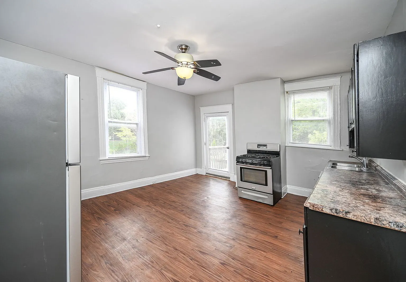 7 bed, 2.0 bath, 2706 sqft, $4,625 — Photo 3