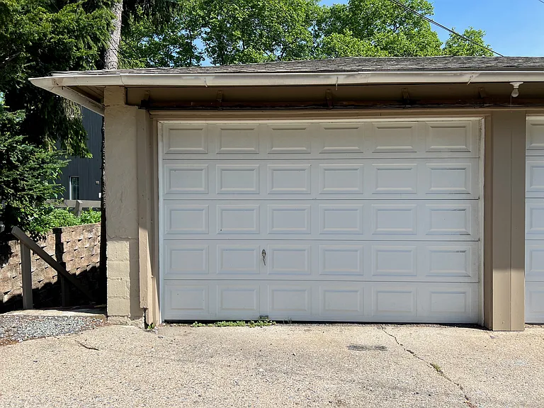 13'x18' garage included