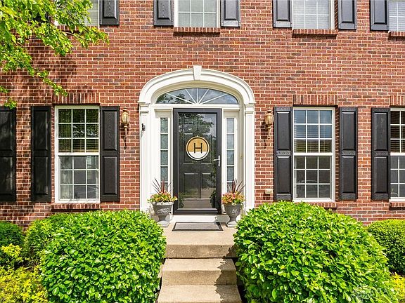 3rd image of 9378 Oak Brook Dr