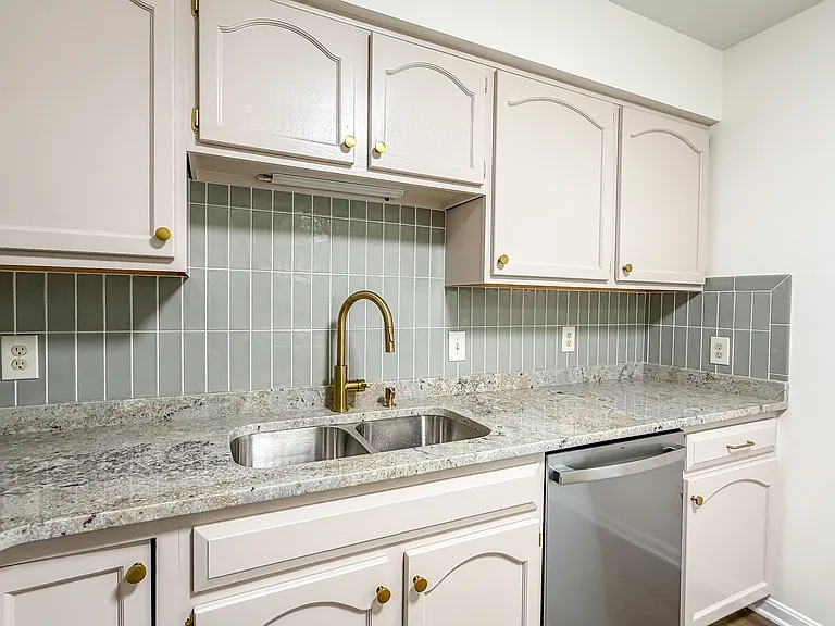 208 Greenview Dr — Photo 6