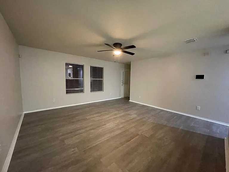 1512 Queens Brook Ln — Photo 14
