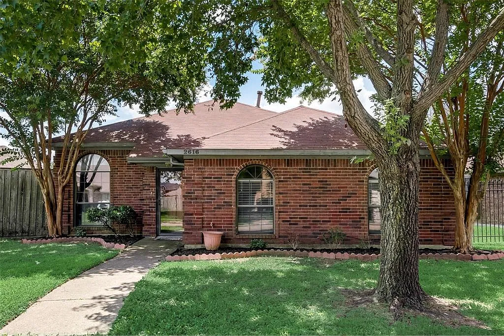 3 bed, 2.0 bath, 1619 sqft, $2,100 — Photo 2