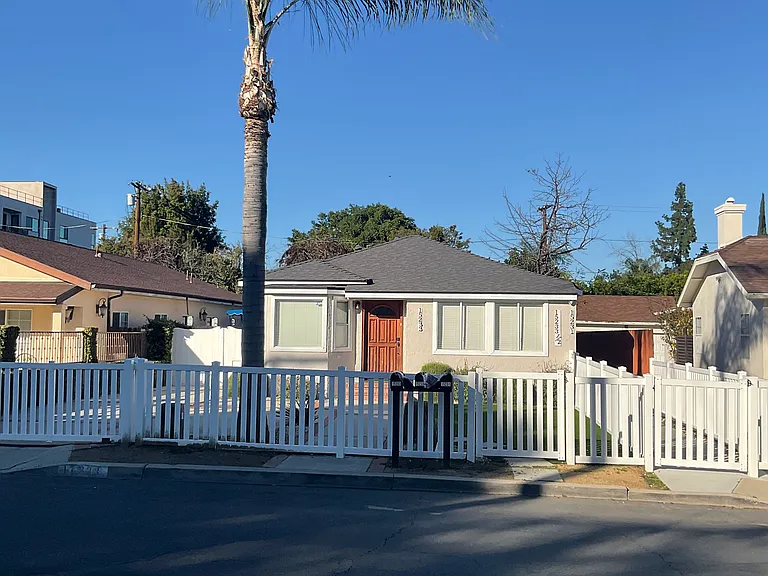 15233 Camarillo St — Photo 9
