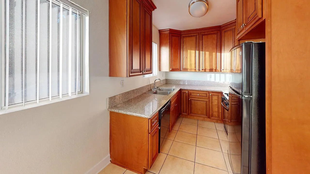 Chateau Whitsett Apartments — Photo 3