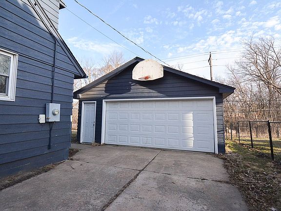 3rd image of 633 23rd St NE