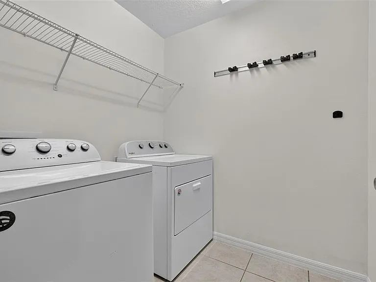 1097 Augustus Dr — Photo 32