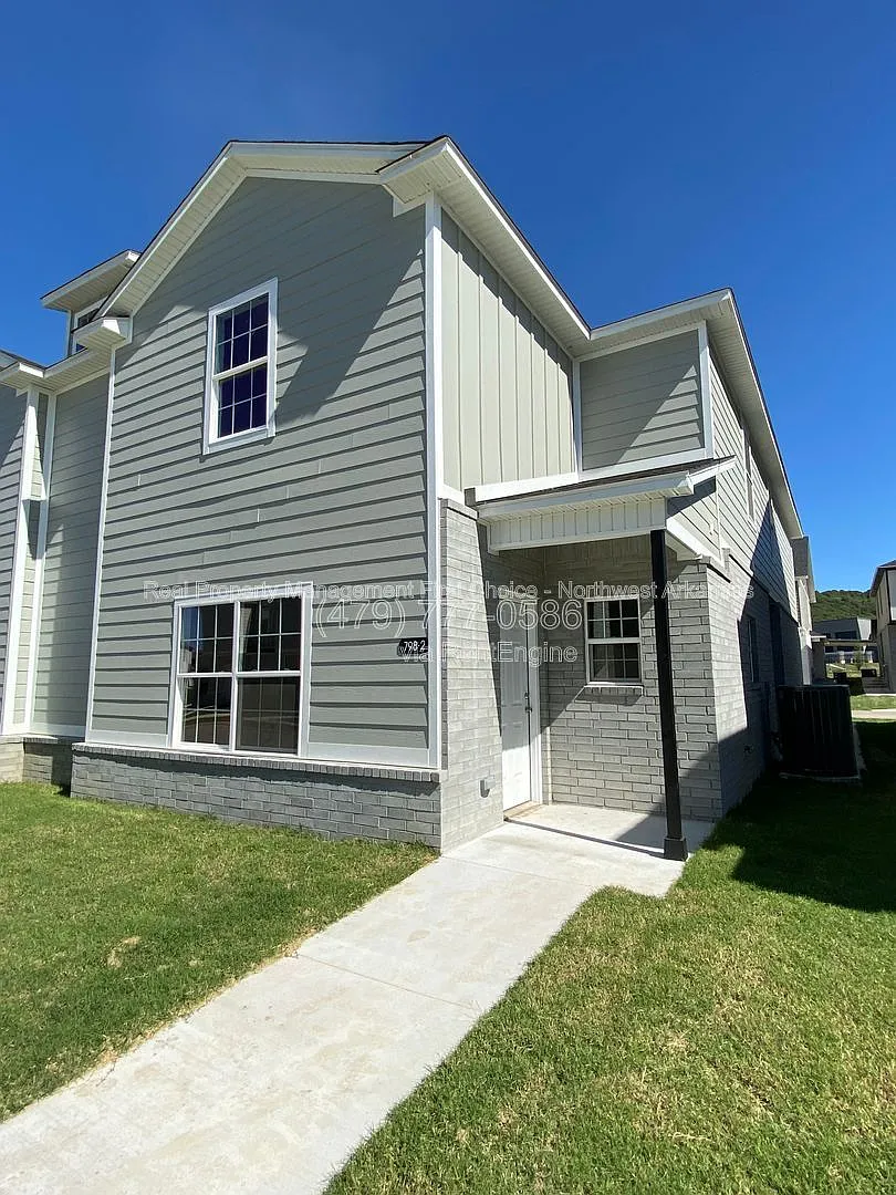 4 bed, 4.5 bath, $2,200 — Photo 2