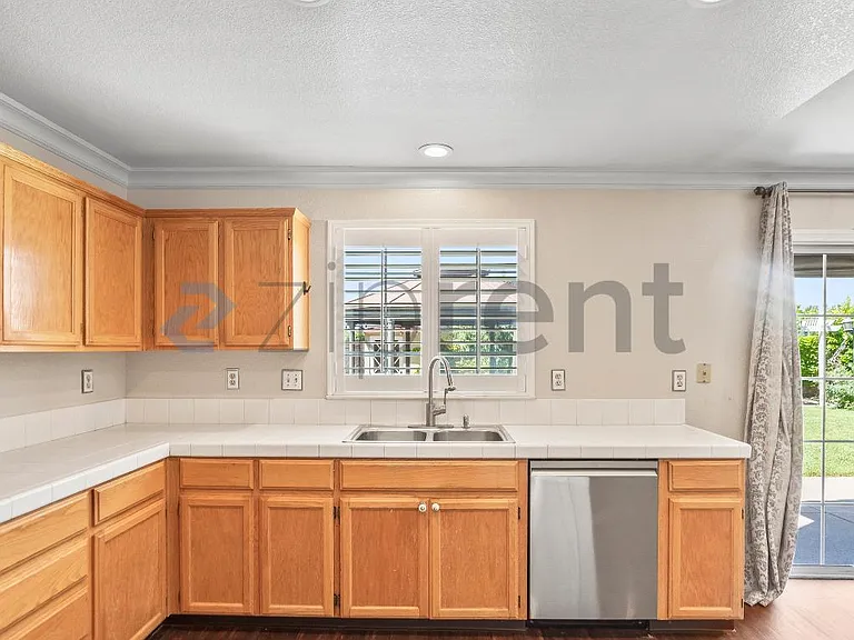 1366 Jayhawk Ln — Photo 16
