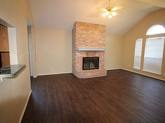 2nd image of 216 Los Angeles Dr