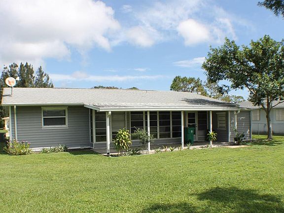 3rd image of 330 NE Floresta Dr