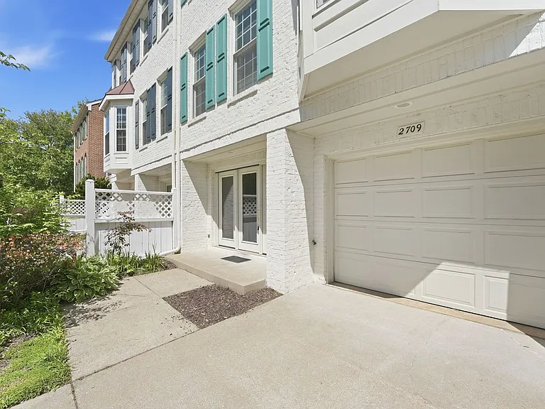 2709 Baronhurst Dr — Photo 2