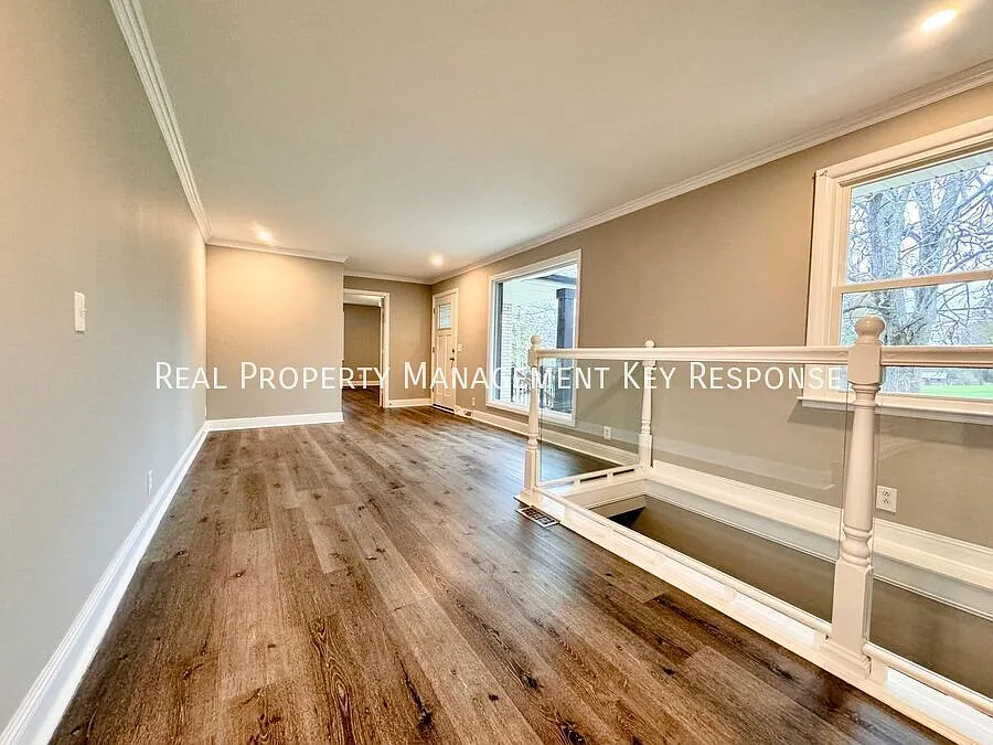 Modern Living in 4 BR with Private Full Suite and Fenced Backyard in lovely Neely's Bend Community! — Photo 4