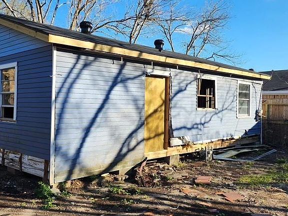 2nd image of 2416 S San Antonio
