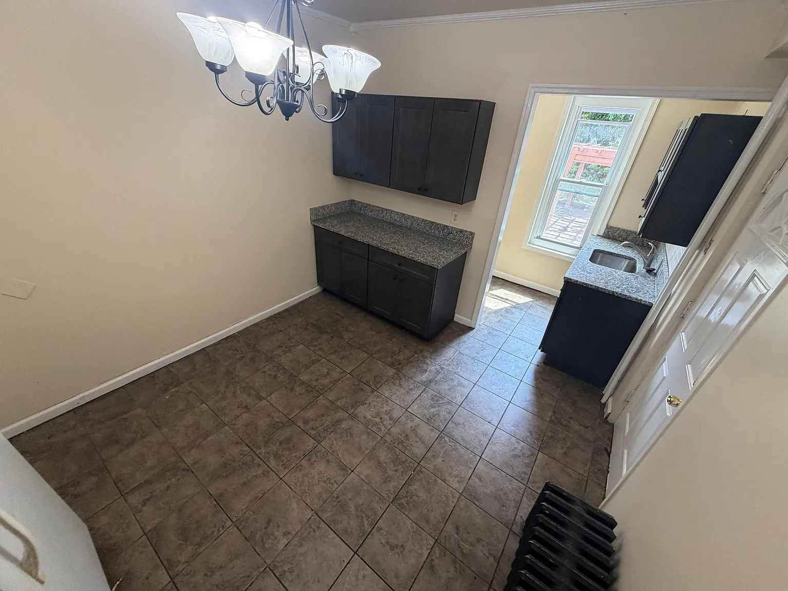 4 bed, 2160 sqft, $2,050 — Photo 4