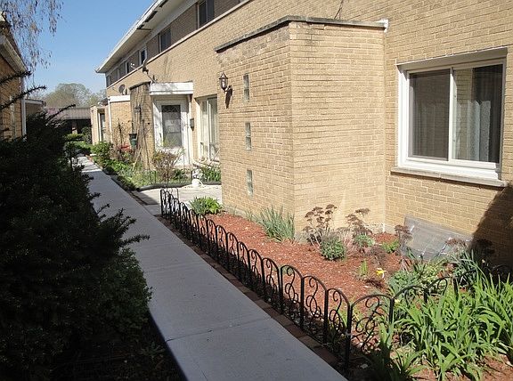 3rd image of 1054 Des Plaines Ave