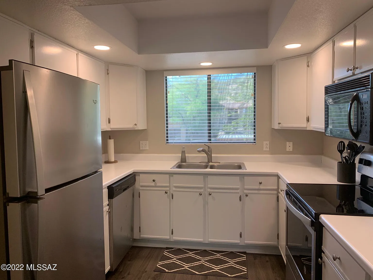 2 bed, 2.0 bath, 1004 sqft, $1,800 — Photo 2