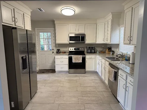 10111 Lakeview Rd W, Jacksonville, FL 32225