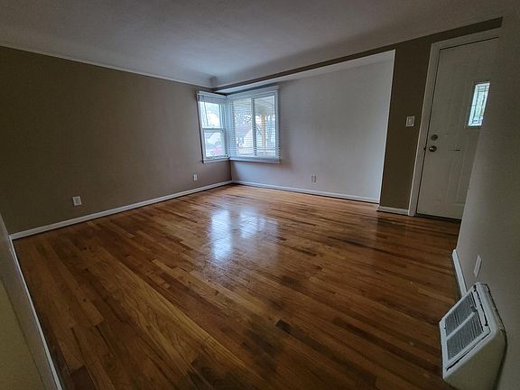 4th image of 24668 Stanford St