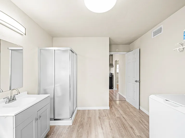 435 W Lynn St — Photo 15