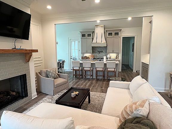 5th image of 103 Oak Village Dr