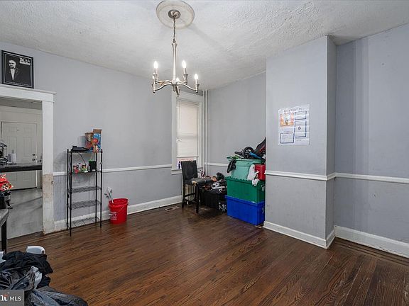 3rd image of 3215 Phelps Ln